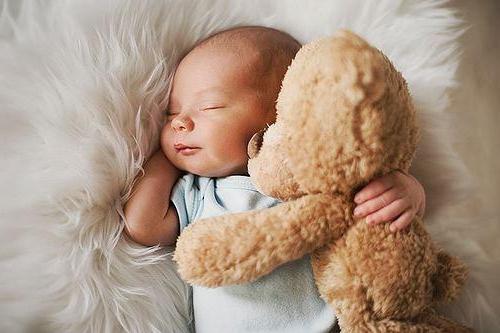 Hvorfor sover babyer dårligt? Tips til unge forældre