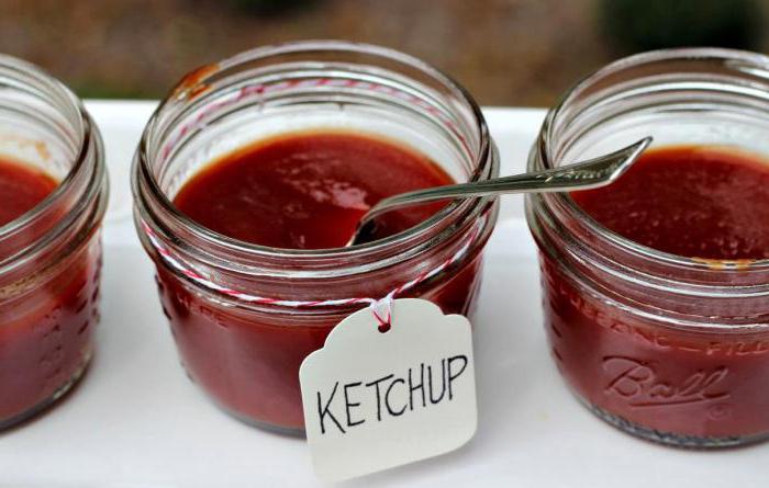 ketchup fra tomater og æbler med løg