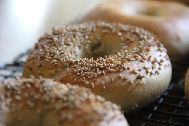 En opskrift på bagels med marmelade og gær. Bagels af gær dej med syltetøj: en trin-for-trin opskrift