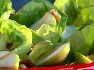 Salat med æble: mundvandende opskrifter