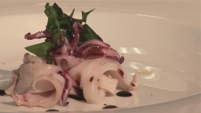 Hvor længe og hvordan man laver blæksprutte på en salat