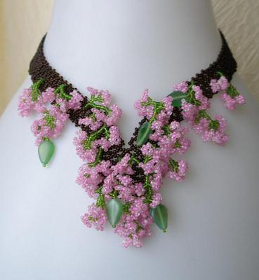 Beaded halskæde er en fremragende dekoration, skabt af egne hænder