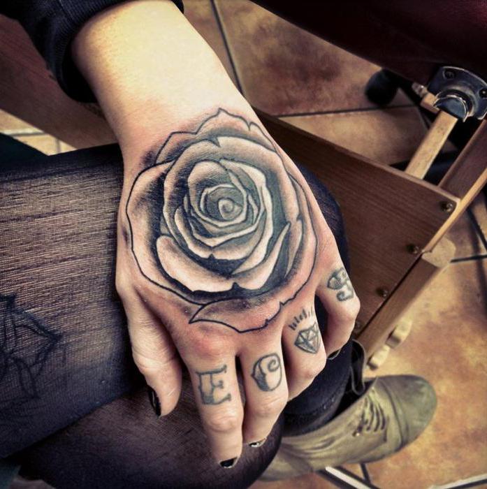 Kvinders tatovering på armen: små tatoveringer 