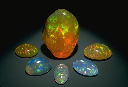 Fire opaler: oprindelse og egenskaber af ædle mineraler