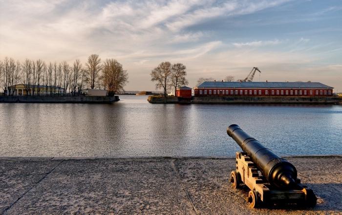 En rejse til Kronstadt. dæmning