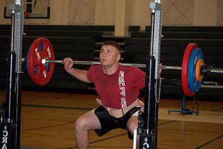 Hvordan man korrekt og effektivt udfører squats med en barbell på skuldrene