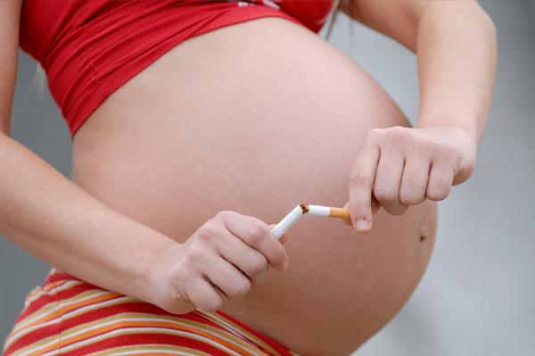 Kan jeg ryge under graviditeten, og er det skadeligt for fosteret?